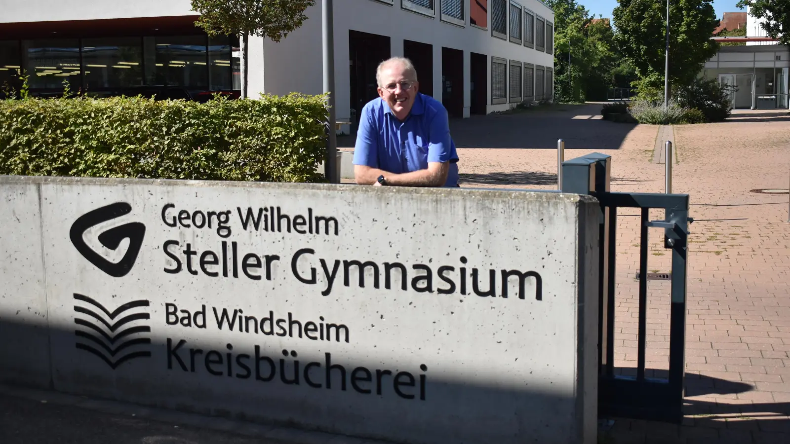 Uwe Nickel ist Leiter des Bad Windsheimer Gymnasiums. Dieses gehört zum Auffangnetz und somit zu den Schulen in Bayern, an denen auch 2025 noch G8-Schülerinnen und Schüler Abitur machen können. Foto: Ute Niephaus