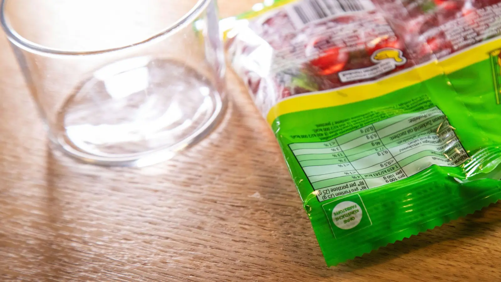 Süße Nascherei: Lässt sich eine Fruchtgummitüte mit einem Hack einfach öffnen und wieder verschließen? (Foto: Christin Klose/dpa-tmn)