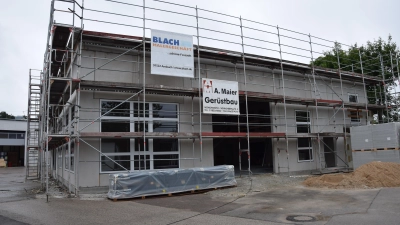Auf rund 600 Quadratmetern entsteht die neue Halle der Blach Unternehmensgruppe. Hier wird vor allem zusätzlicher Platz für Karosserie-Arbeiten geschaffen. (Foto: Florian Schwab)