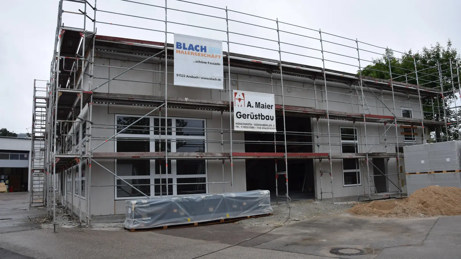 Auf rund 600 Quadratmetern entsteht die neue Halle der Blach Unternehmensgruppe. Hier wird vor allem zusätzlicher Platz für Karosserie-Arbeiten geschaffen. (Foto: Florian Schwab)