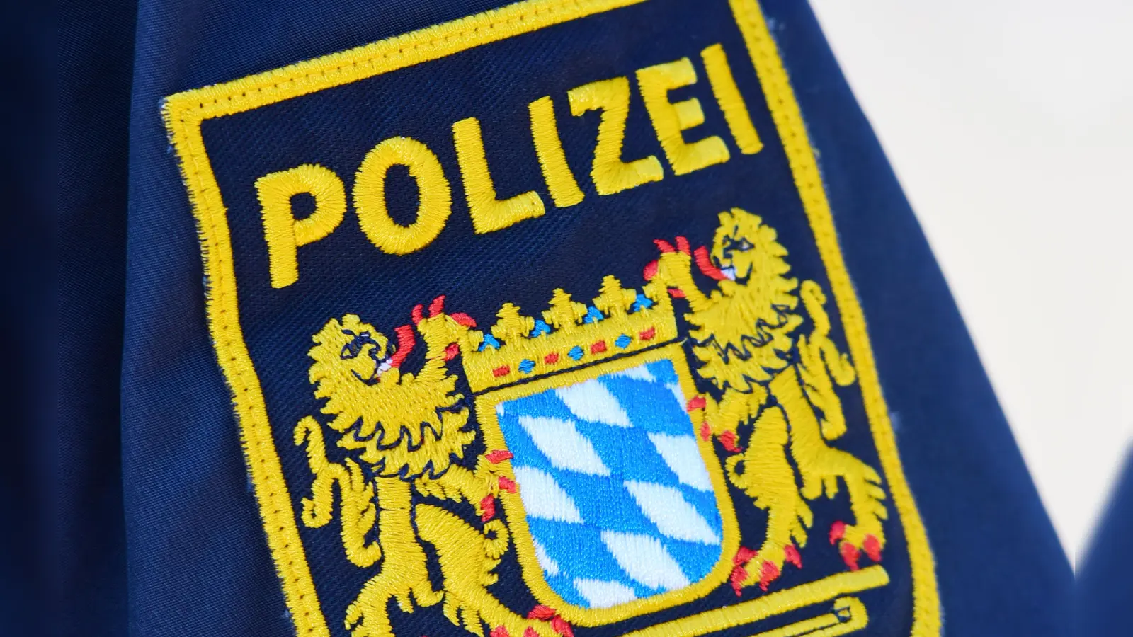 Zwei Polizisten aus Heilsbronn sind bei einem Einsatz in Neuendettelsau in einen Kampf mit einem 46-Jährigen geraten, wobei einer von beiden gewürgt wurde. Der Angreifer steht nun vor Gericht. (Symbolbild: Jim Albright)