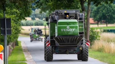 Ist ausreichend Platz und die Strecke gut einsehbar? Auto- und Motorradfahrer sollten vor allem beim Überholen landwirtschaftlicher Fahrzeuge noch vorsichtiger sein. (Foto: Philipp Schulze/dpa/dpa-tmn)