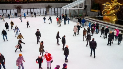 Die traditionelle Eisbahn am Rockefeller Center ist wieder offen. (Archivbild) (Foto: Craig Ruttle/AP/dpa)