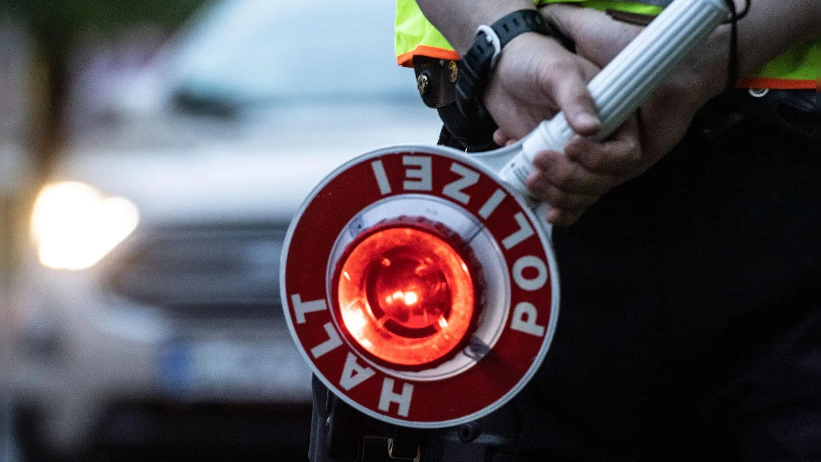 In Dinkelsbühl und Wassertrüdingen hatte die Polizei bei der Kontrolle von Autofahrern einen guten Riecher. (Symbolbild: Paul Zinken/dpa/ZB/Symbolbild)