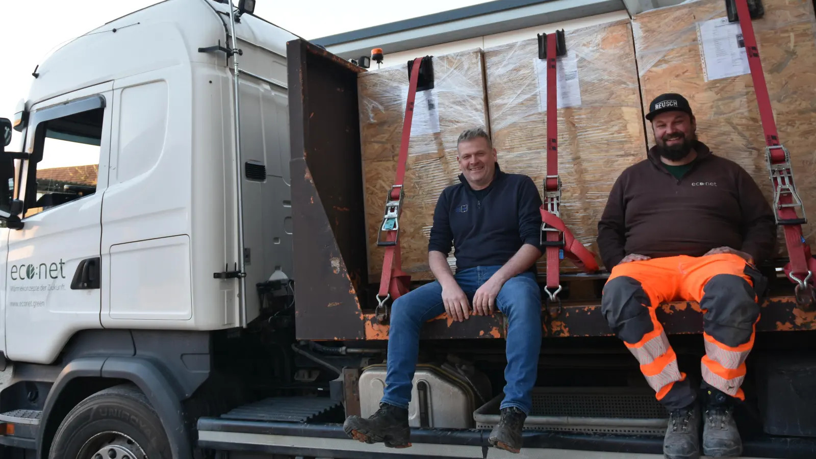 Firmeninhaber Christian Schwarz und Christian Bilke (von links) transportierten drei jeweils zwei Tonnen schwere Trafos in die Ukraine. (Foto: Anita Dlugoß)