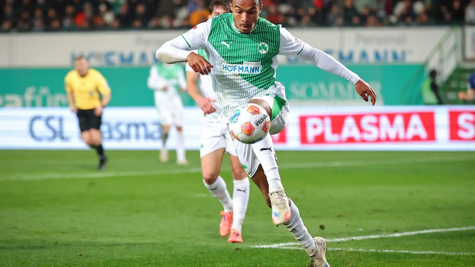 Abrangao schafft innerhalb kurzer Zeit den Sprung in die Profimannschaft. (Archivbild) (Foto: Daniel Karmann/dpa)