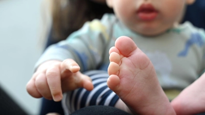 Wird es noch ein Junge oder ein Mädchen? (Symbolbild) (Foto: Elisa Schu/dpa)