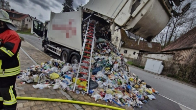 Im Markt Taschendorfer Ortsteil Frankfurt musste die Feuerwehr ein brennendes Müllfahrzeug ablöschen. (Foto: Feuerwehr Frankfurt)
