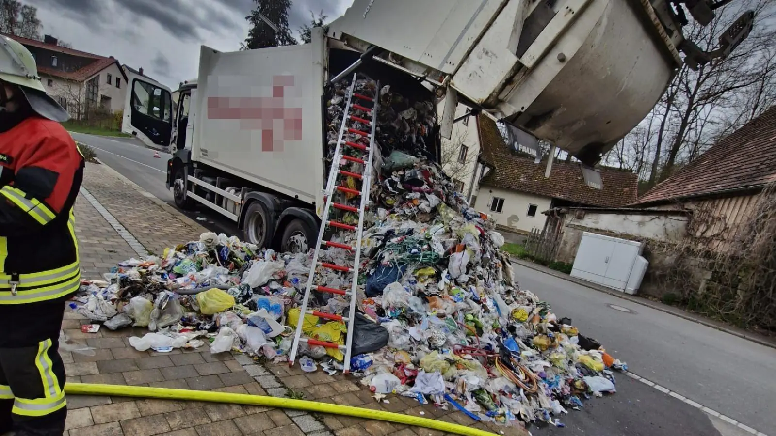 Im Markt Taschendorfer Ortsteil Frankfurt musste die Feuerwehr ein brennendes Müllfahrzeug ablöschen. (Foto: Feuerwehr Frankfurt)