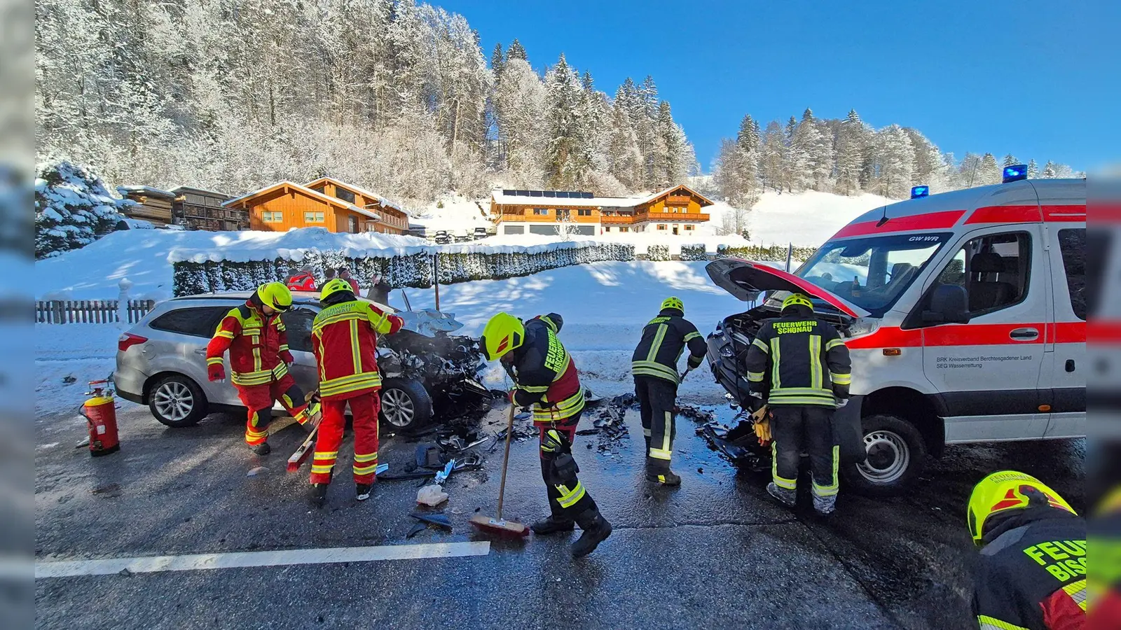 Die Bundesstraße 305 war nach dem Unfall für mehrere Stunden voll gesperrt. (Foto: Angerer/BRK Kreisverband Berchtesgadener Land/dpa)