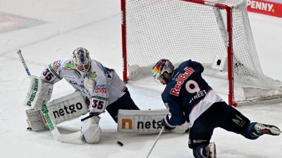 Eisbären-Torhüter Mathias Niederberger (l) gegen Münchens Ben Street. (Foto: Peter Kneffel/dpa/Archivbild)