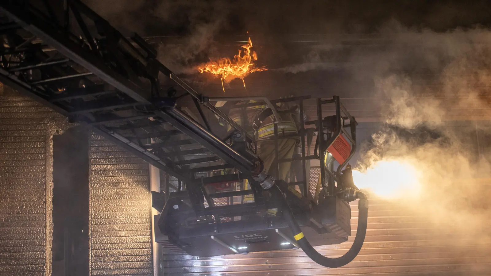 Ein Brand hat in Sachsen bei Ansbach für einen Großeinsatz von Feuerwehr, Rettungsdienst und Polizei gesorgt. Ein Carport stand in Flammen, die Flammen griffen auf das angrenzende Wohnhaus über.  (Foto: News 5/Markus Zahn)