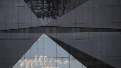 Winterwetter in Berlin: Der Himmel spiegelt sich in unterschiedlich angeordneten Scheiben des 3XN Cubes. (Foto: Sebastian Gollnow/dpa)