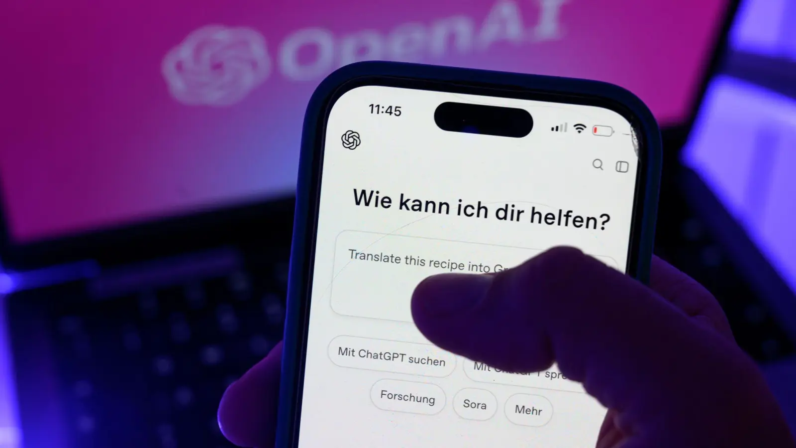 Chatbots wie ChatGPT werden von gar nicht mal so wenigen Menschen wie digitale Bezugspersonen empfunden. (Symbolbild) (Foto: Hendrik Schmidt/dpa)