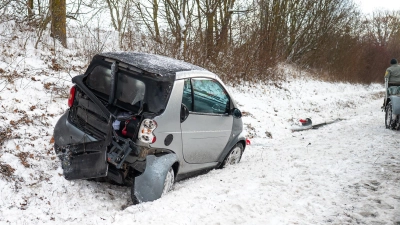 Bei Eggensee landete dieser Smart nach einem gescheiterten Überholvorgang auf der B8 im Graben. (Foto: Mirko Fryska)