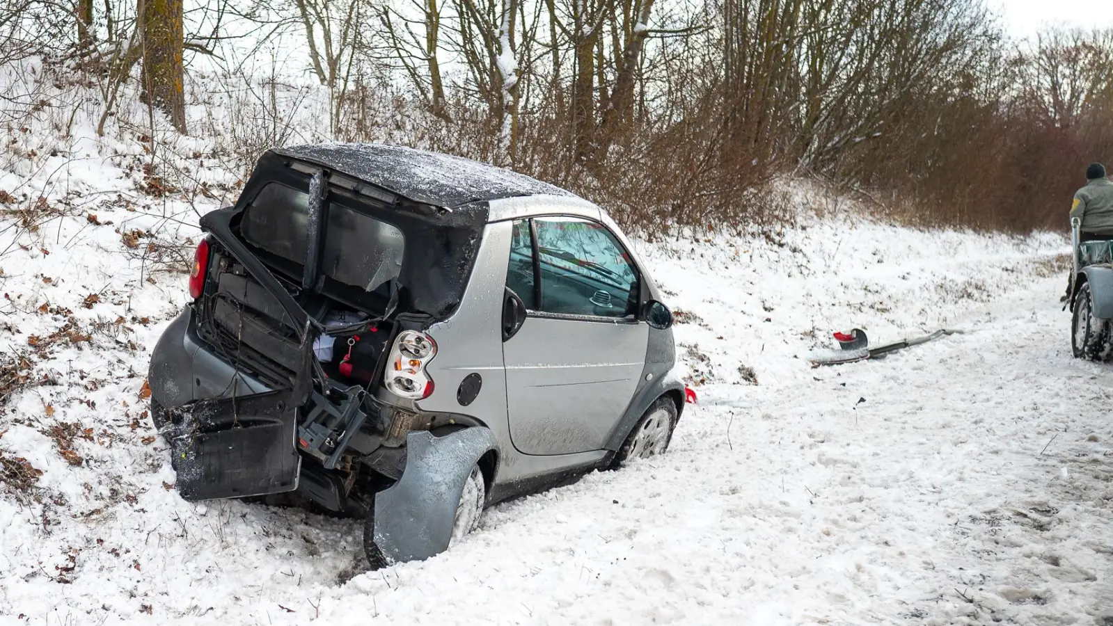 Bei Eggensee landete dieser Smart nach einem gescheiterten Überholvorgang auf der B8 im Graben. (Foto: Mirko Fryska)