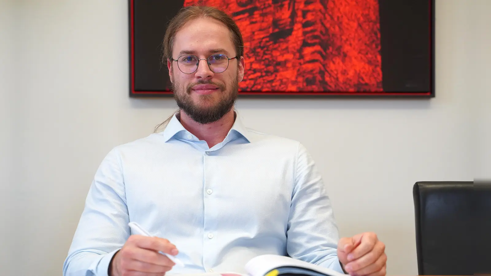 Dennis Geißler ist der neue Klimaschutzmanager der Stadt. Er hat seinen Schreibtisch im Rathaus bereits im April bezogen und sich eingearbeitet. Jetzt will er durchstarten. (Foto: Simone Hedler)