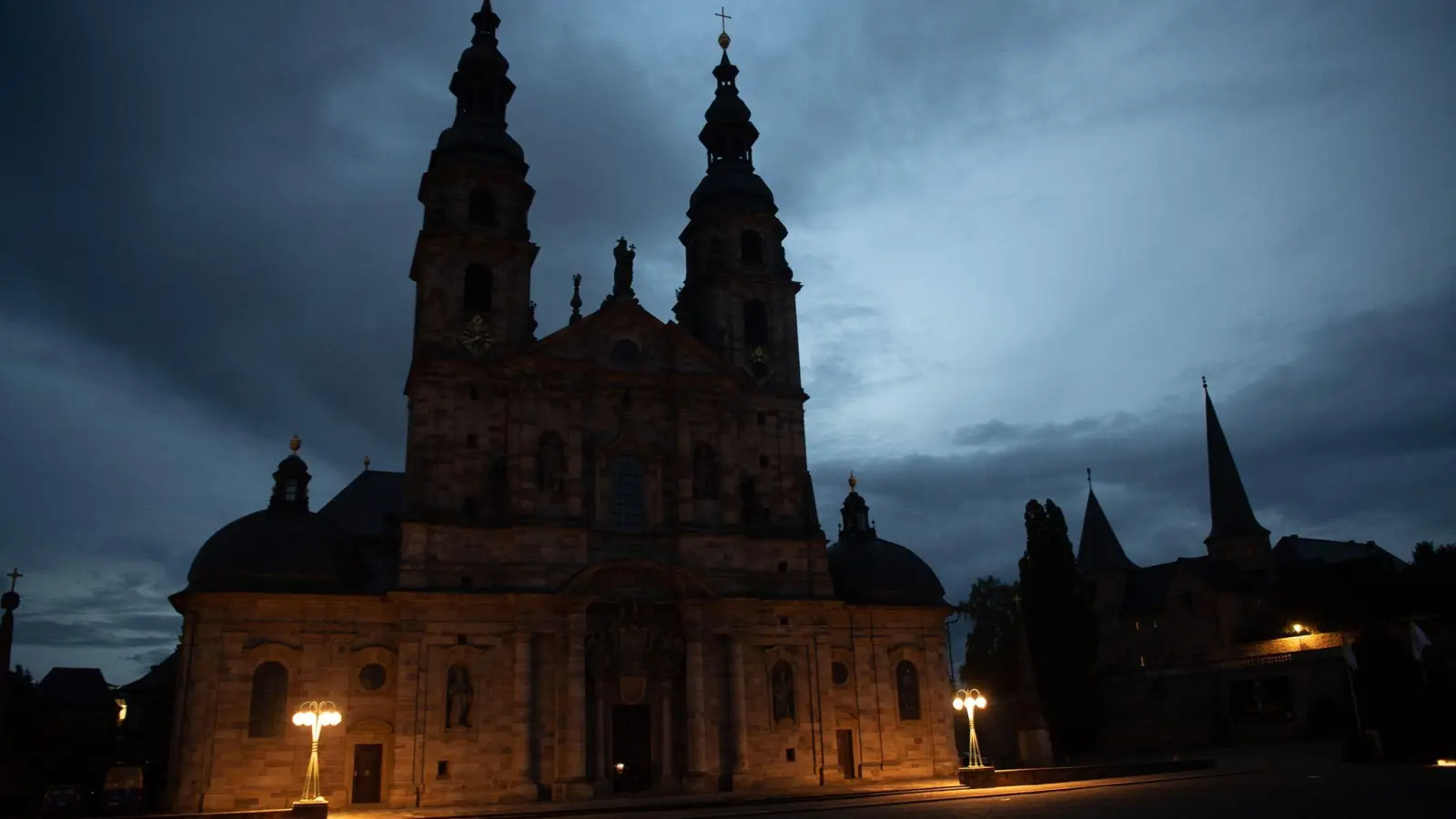 Der Dom zu Fulda wird aus Energiespargründen nicht angeleuchtet. (Foto: Sebastian Gollnow/dpa)