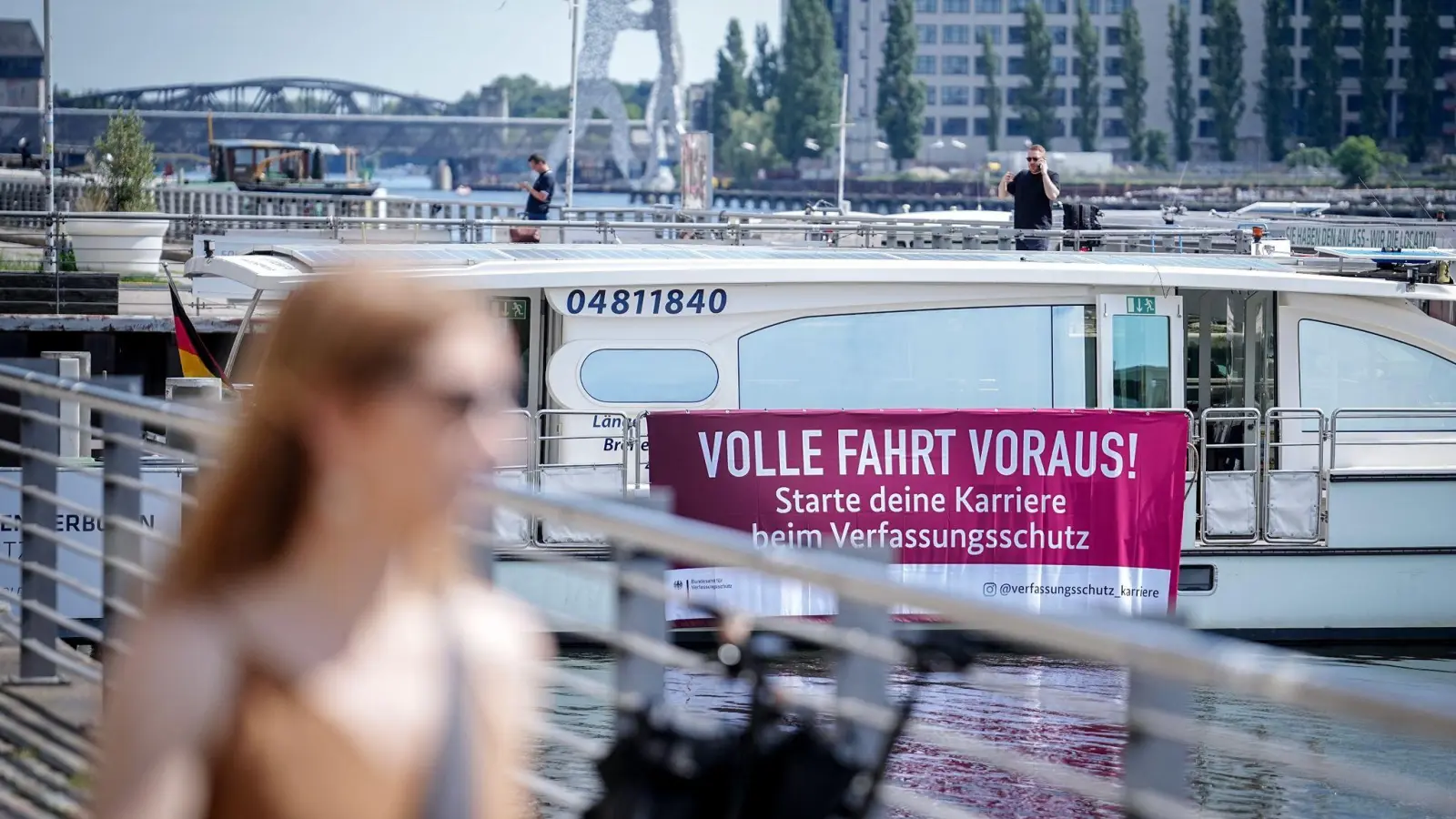 Mit einem Plakat an einem Solarschiff wirbt der nationale Nachrichtendienst für Nachwuchs. (Foto: Kay Nietfeld/dpa)