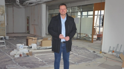 Diespecks Bürgermeister Markus Helmreich freut sich, dass das neue Diespecker Begegnungshaus bald fertig ist. Die Einweihung findet am 10. Mai statt. (Foto: Christa Frühwald)