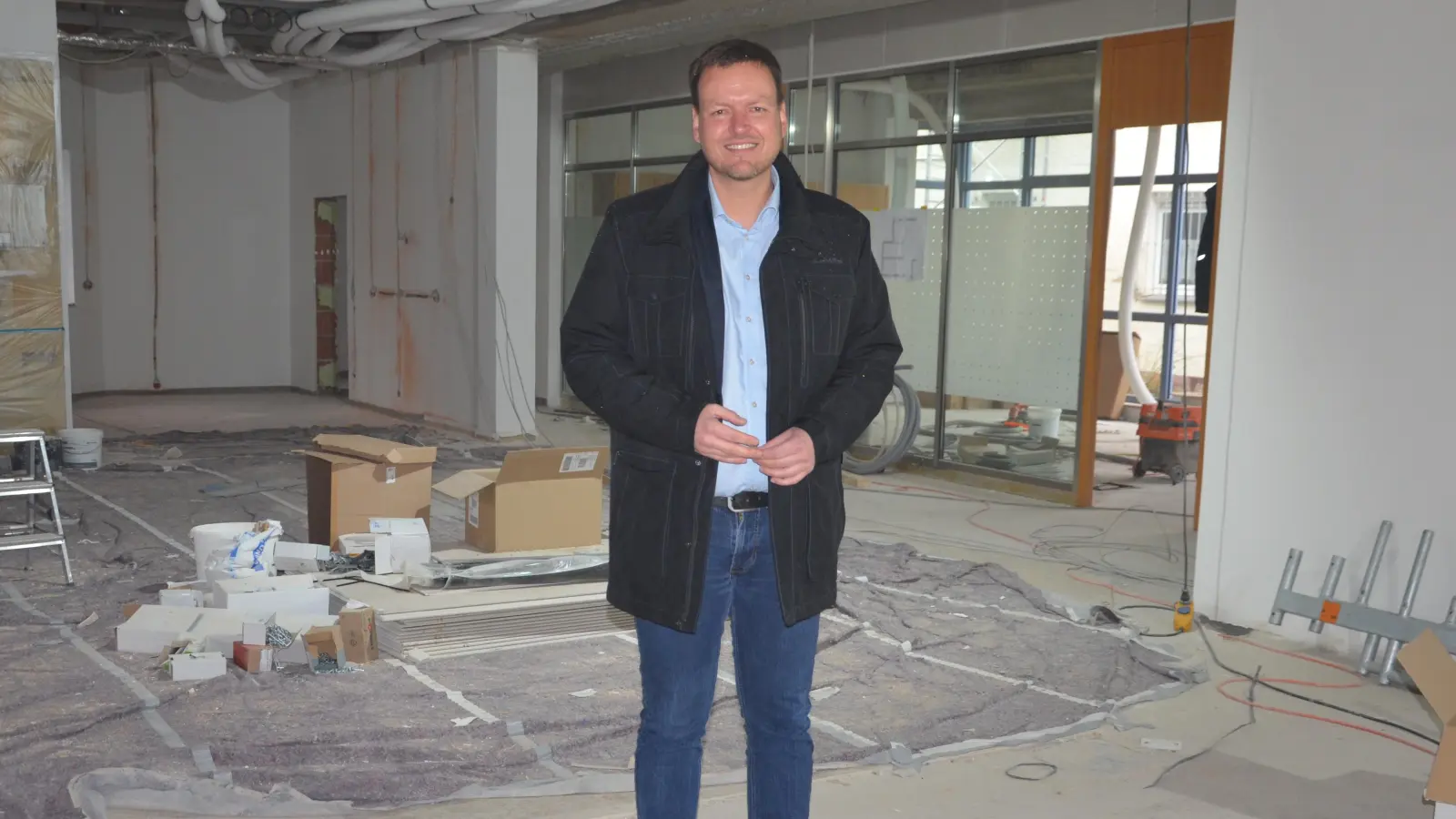 Diespecks Bürgermeister Markus Helmreich freut sich, dass das neue Diespecker Begegnungshaus bald fertig ist. Die Einweihung findet am 10. Mai statt. (Foto: Christa Frühwald)