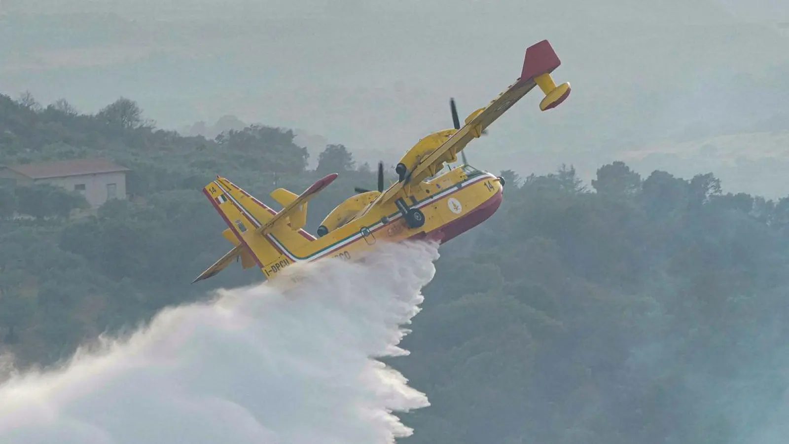 Ein Löschflugzeug im Einsatz. In Griechenland hat nun bei Übungsflügen ein Pilot seine tonnenschwere Wasserladung über einem Hotel abgelassen. (Symbolbild) (Foto: Alessandro Tocco/LaPresse via AP/dpa)