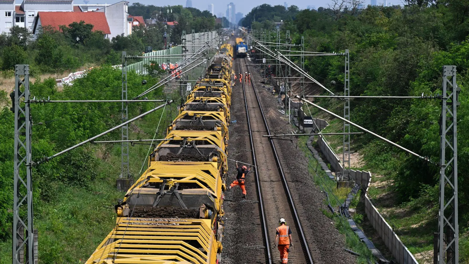 Die Generalsaneriung wichtiger Korridore startete im vergangenen Jahr auf der Riedbahn zwischen Frankfurt und Mannheim. (Archivbild) (Foto: Arne Dedert/dpa)