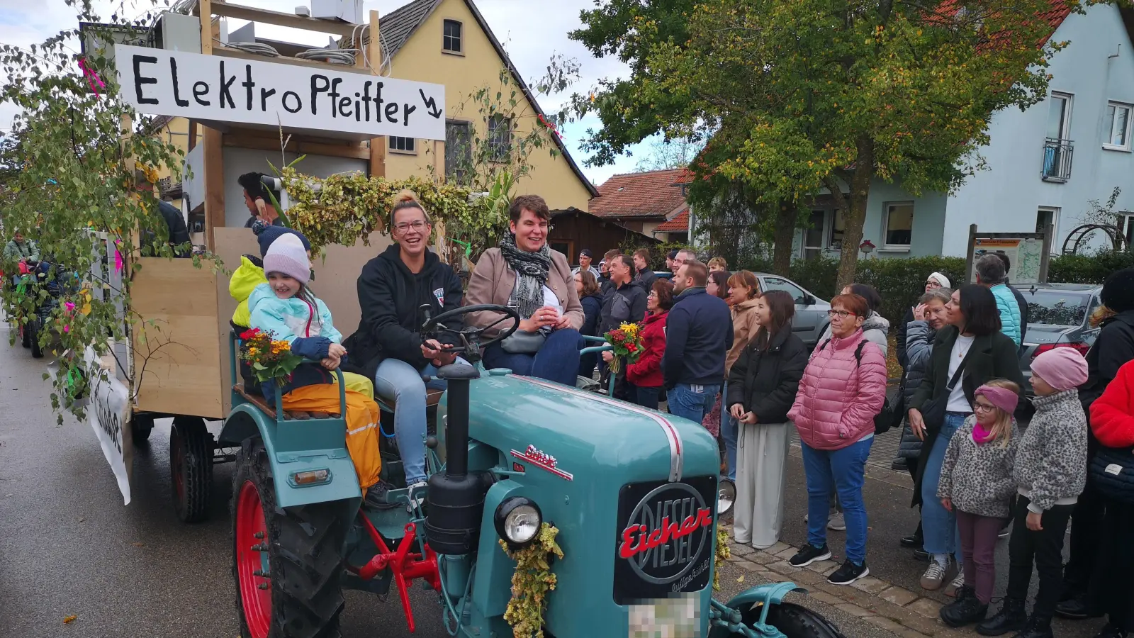 Mittendrin im Geschehen: Auf einem der Bulldogs fuhr Bürgermeisterin Claudia Reingruber (rechts) mit. (Foto: Jürgen Binder)