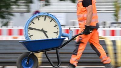 Immer wieder wird über die Arbeitszeit und auch die Abschaffung von Arbeitstagen diskutiert. (Symbolbild) (Foto: Arne Dedert/dpa/dpa-tmn)
