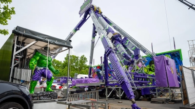 Der Aufbau der Fahrgeschäfte ist in vollem Gange auf dem Neustädter Kirchweihplatz. (Foto: Mirko Fryska)