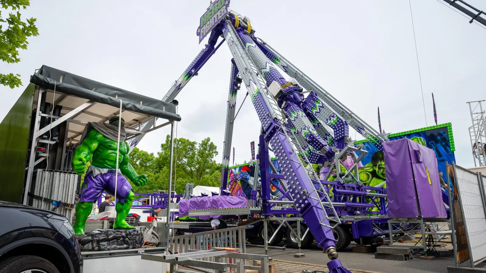 Der Aufbau der Fahrgeschäfte ist in vollem Gange auf dem Neustädter Kirchweihplatz. (Foto: Mirko Fryska)