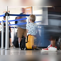 Können sich Eltern mit gemeinsamem Sorgerecht nicht über eine Auslandsreise einigen, kann das Familiengericht die Entscheidungsbefugnis einem Elternteil übertragen. (Foto: Arne Dedert/dpa/dpa-tmn)