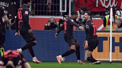 Martin Terrier und Arthur bejubeln das Traumtor zum 1:0.  (Foto: Federico Gambarini/dpa)