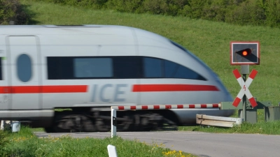 ICEs sollen auf der Strecke Ansbach–Würzburg, hier bei Oberdachstetten, weiterhin fahren. Die Frage bleibt, wie häufig. (Foto: Johannes Hirschlach)