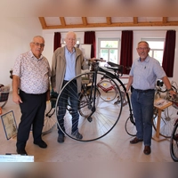 Beim Aktionstag rund um die Fahrradgeschichte im Kolbhaus: Altbürgermeister von Gutenstetten Helmut Reiß, Baudenbachs Altbürgermeister Reinhold Kestle und Wolfram Schmidt (von links). (Foto: Rebecca Blank)
