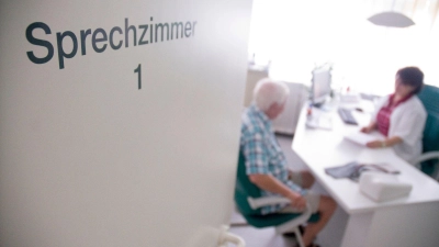 Die Hausarztpraxis ist bei vielen Gesundheitsproblemen die erste Anlaufstelle. (Foto: Benjamin Ulmer/dpa/dpa-tmn)