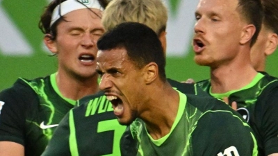 Wolfsburger Jubel nach dem Tor zum 2:1 durch Robert Glatzel.  (Foto: Swen Pförtner/dpa)