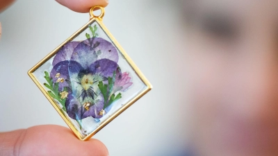 Schmuckstück mit Sommergefühl: Anhänger mit Trockenblumen sorgen auch im Winter für etwas Farbe. (Foto: Franziska Gabbert/dpa-tmn)