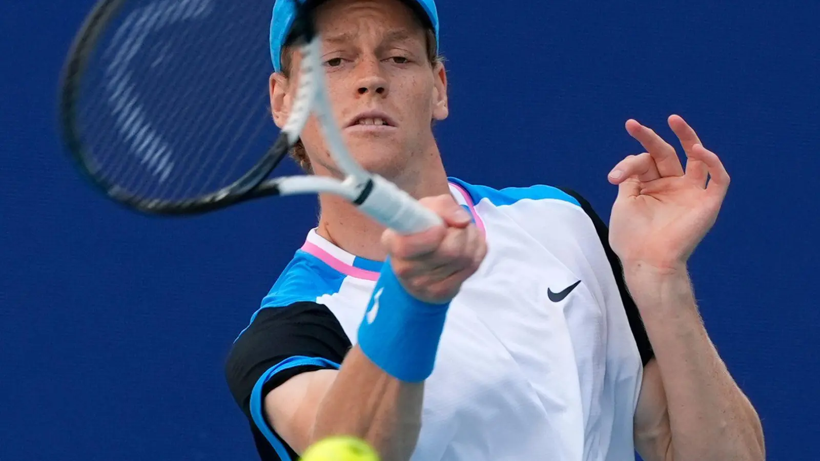 Jannik Sinner setzte sich im Finale von Miami gegen Grigor Dimitrow mit 2:0 in Sätzen durch. (Foto: Lynne Sladky/AP/dpa)