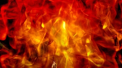 Die KI setzt die Bayreuther Bühne in Flammen. (Foto: Enrico Nawrath/Bayreuther Festspiele/dpa)