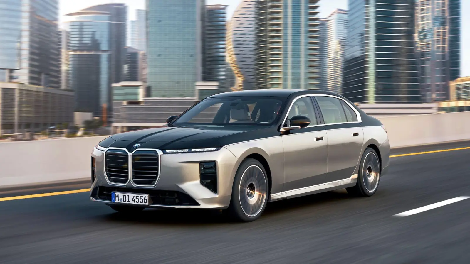 Facelift für den 7er: Neben zahlreichen Ergänzungen und Verfeinerungen bei Ausstattung und Ambiente hat BMW zudem die Assistenzsysteme verbessert. (Foto: Daniel Kraus/BMW AG/dpa-tmn)