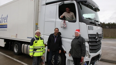 Klaus Elmer, Jens Harzbecker und Anita Schubert (von links) mit dem Fahrer eines spanischen Lastwagens auf dem Rastplatz „Auergründel-Süd“ an der Bundesautobahn A6. (Foto: Alexander Biernoth)