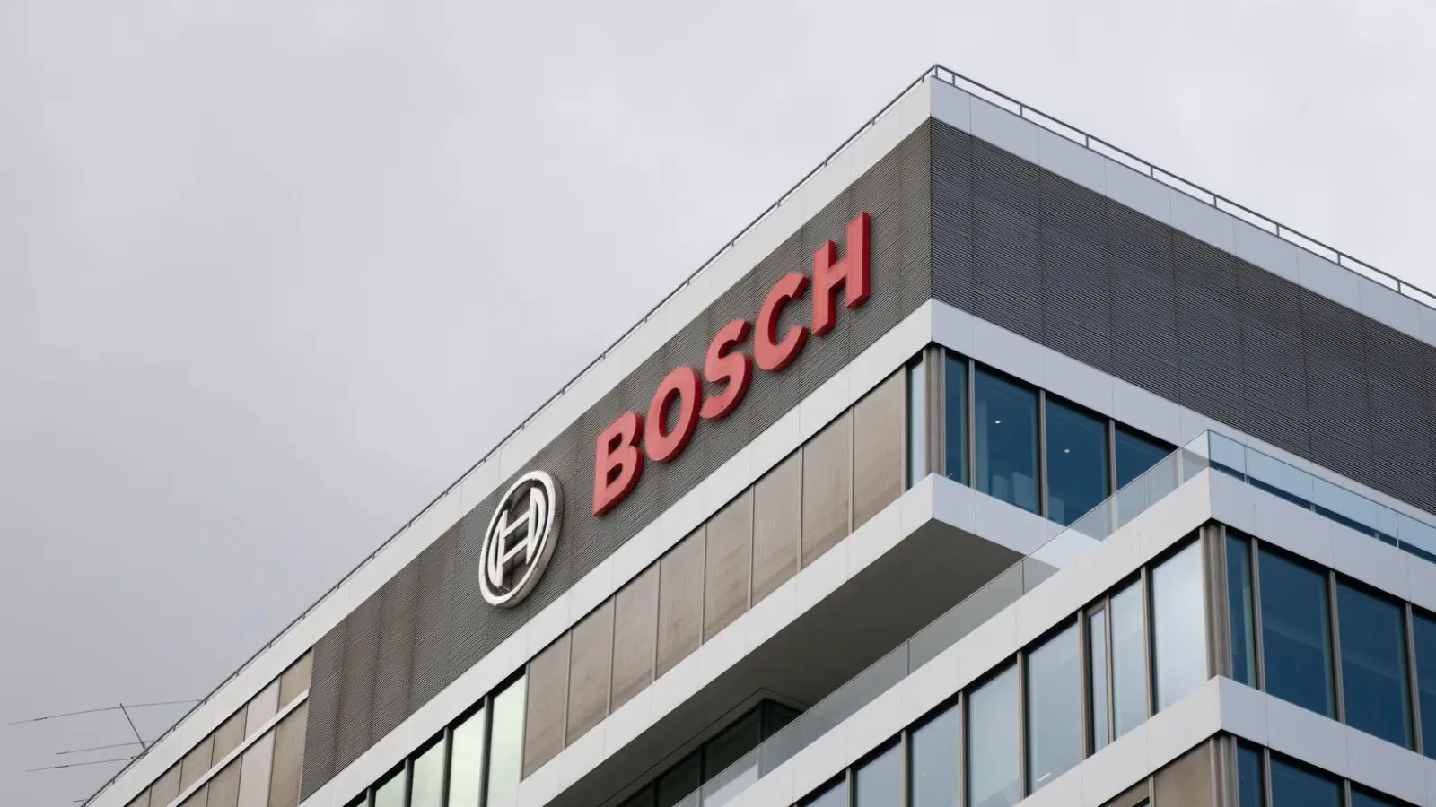 Bosch setzt künftig stärker auf einen rasant wachsenden Zukunftsmarkt: die Automatisierung und humanoide Robotik. (Archivbild) (Foto: Marijan Murat/dpa)