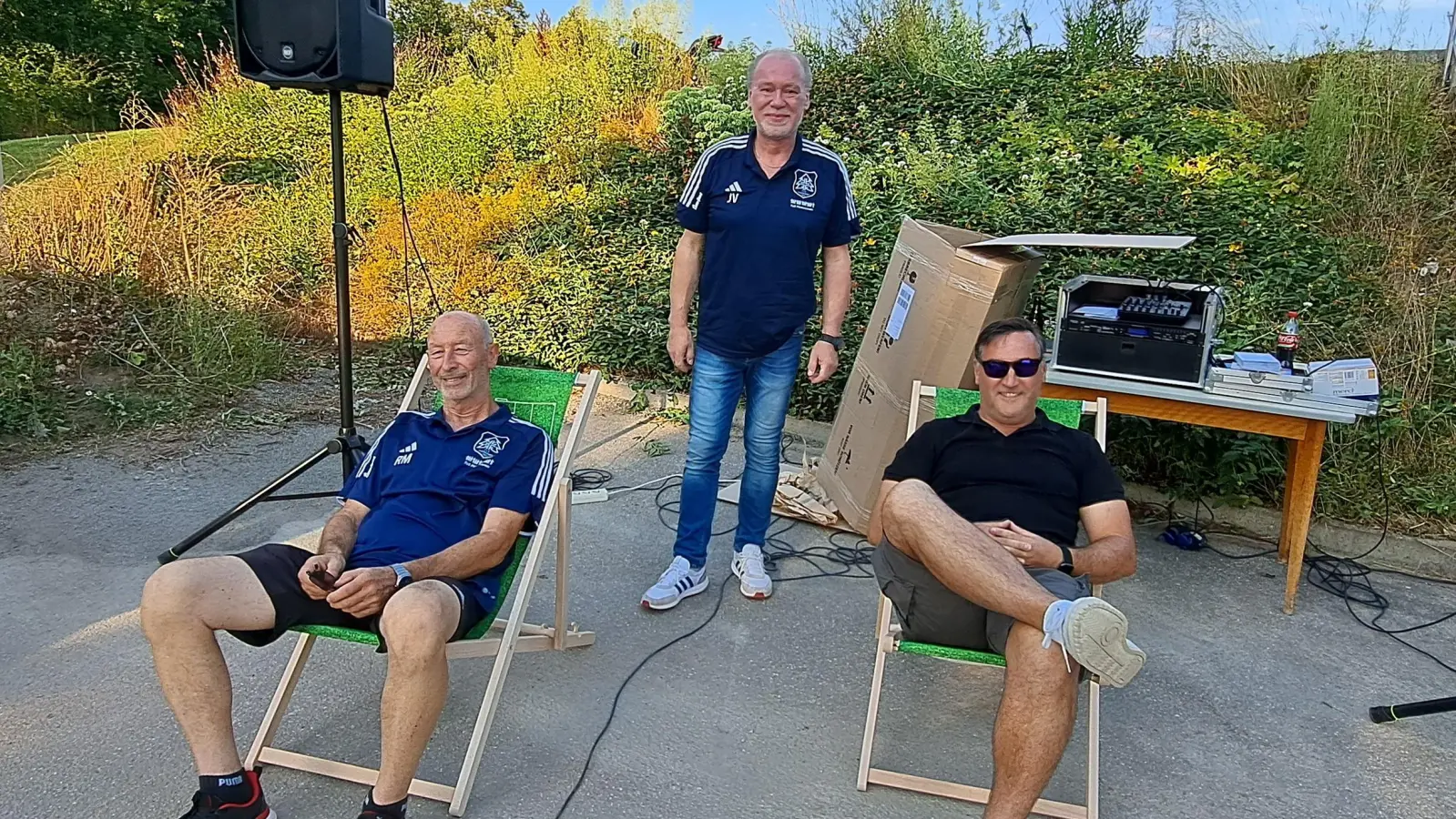 Als Dank für ihr ehrenamtliches Engagement erhielten die scheidenden Jugendtrainer Liegestühle (von links): Rudi Mader, Jugendleiter Jörg Vogl und Claus Gottwald. (Foto: Wolfgang Guttropf)