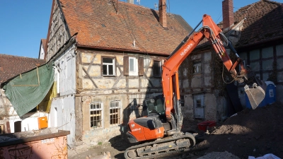 Neues Fundament für die alten Häuser des künftigen Bürgerzentrums: der Boden und der Hausinhalt weisen etliche interessante archäologische Fundstücke auf. (Foto: Heinz Wraneschitz)