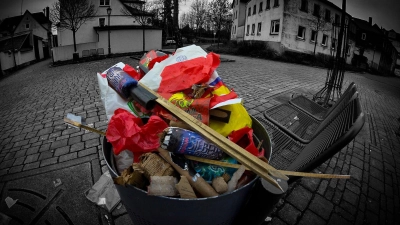 So sieht es aus, wenn Rainer Adolf, am Neujahrstag die Feuerwerks-Überbleibsel ablichtet. (Foto: Rainer Adolf)