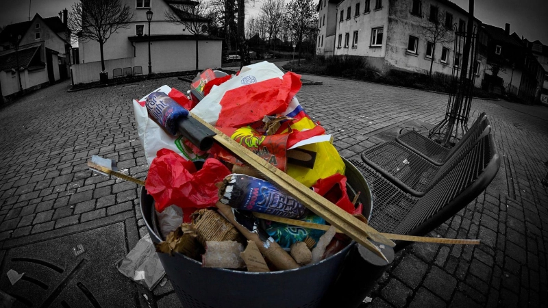 So sieht es aus, wenn Rainer Adolf, am Neujahrstag die Feuerwerks-Überbleibsel ablichtet. (Foto: Rainer Adolf)