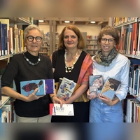 Inmitten von Büchern in der Staatlichen Bibliothek, die zu den Veranstaltungsorten gehört: Elisabeth Meisel vom Kulturforum, LesArt-Organisatorin Bettina Baumann und die städtische Kulturreferentin Nadja Wilhelm stellten das Programm der Ansbacher Literaturreihe LesArt vor.  (Foto: Lara Hausleitner)