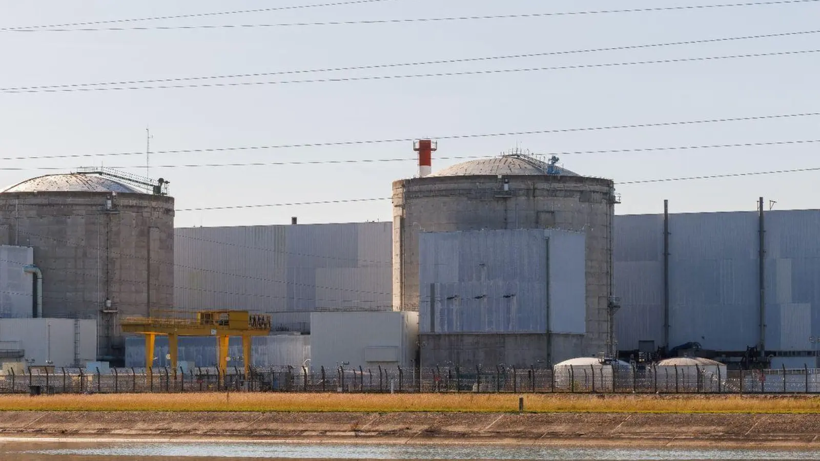 Das französische Atomkraftwerk Fessenheim steht am Ufer des Rheinseitenkanals. (Foto: Philipp von Ditfurth/dpa/Archivbild)