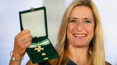 Stefanie Hertel hat den Sächsischen Verdienstorden erhalten.  (Foto: Robert Michael/dpa)